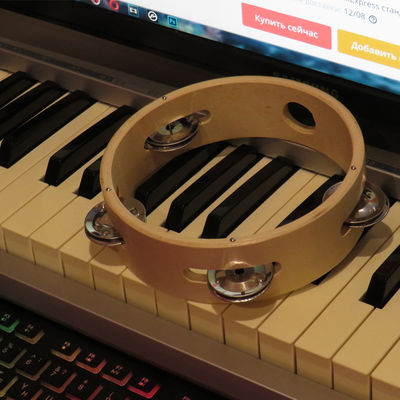 BeBe 15cmの木の音楽的なおもちゃの振鈴の木のタンブリンの赤ん坊