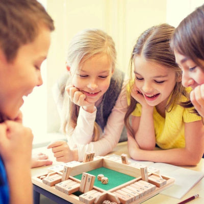 子供91mmの木の駒家族の活動の子供の木のチェスのこまセット