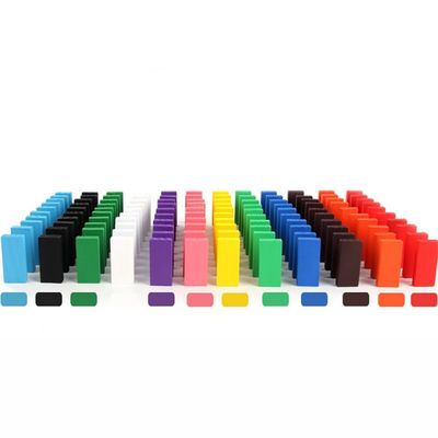 虹は教授をぐらつかせるPuzzle Domino Rallyためのドミノを着色した