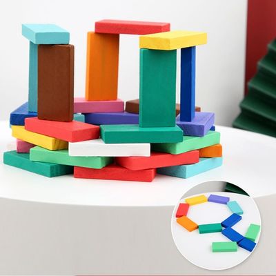 虹は教授をぐらつかせるPuzzle Domino Rallyためのドミノを着色した