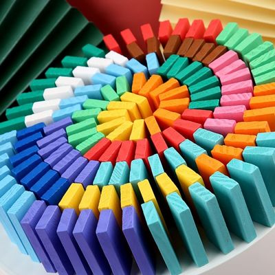 虹は教授をぐらつかせるPuzzle Domino Rallyためのドミノを着色した