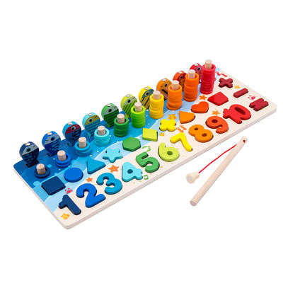 数学釣教育木のMontessoriの赤ん坊は15cmをもてあそぶ