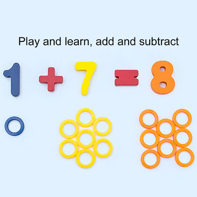 数学釣教育木のMontessoriの赤ん坊は15cmをもてあそぶ