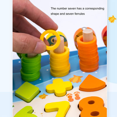 数学釣教育木のMontessoriの赤ん坊は15cmをもてあそぶ