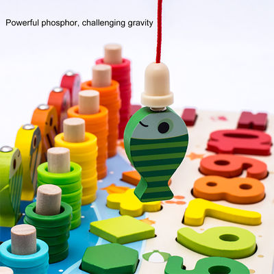 数学釣教育木のMontessoriの赤ん坊は15cmをもてあそぶ