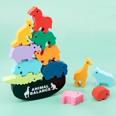 子供3cmの恐竜の木のブロックは動物の町の木のブロックをもてあそぶ