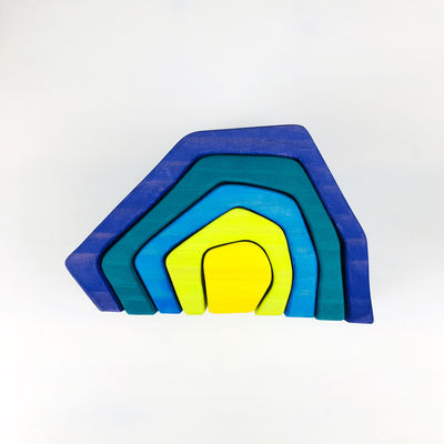 Pegdollsの木のブロックは幾何学的な虹のブロックをもてあそぶ