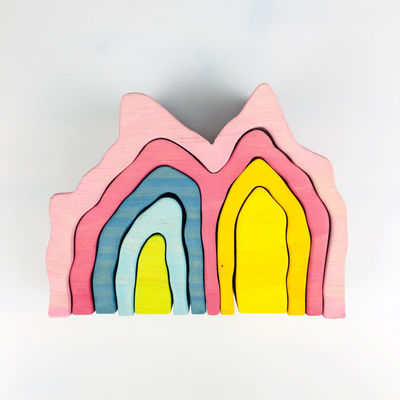 Pegdollsの木のブロックは幾何学的な虹のブロックをもてあそぶ