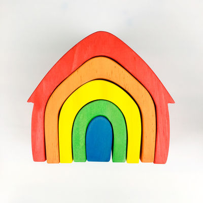 Pegdollsの木のブロックは幾何学的な虹のブロックをもてあそぶ