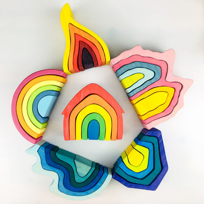 Pegdollsの木のブロックは幾何学的な虹のブロックをもてあそぶ