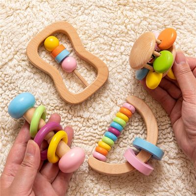ラッセル音のSoother 11.6cmの木の歯が生えるおもちゃの木のラッセル音のTeetherの食品等級
