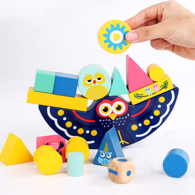 赤ん坊の早い学習の木のMontessoriの月のバランスをとるブロック