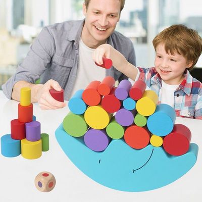 早い学習のための木のMontessoriの月のバランスのゲーム