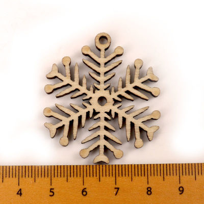 スクラップブックの絵画雪片はハンドメイドの木の技術を模造する