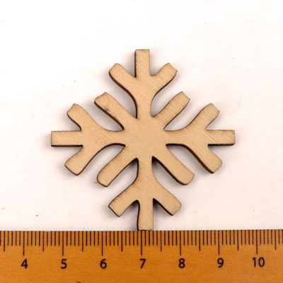 スクラップブックの絵画雪片はハンドメイドの木の技術を模造する