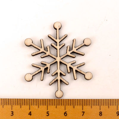 スクラップブックの絵画雪片はハンドメイドの木の技術を模造する