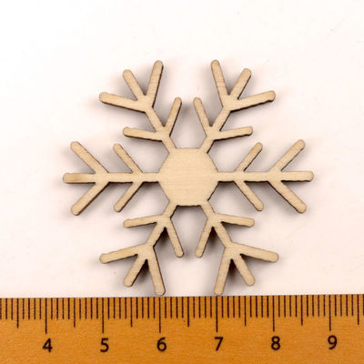 スクラップブックの絵画雪片はハンドメイドの木の技術を模造する