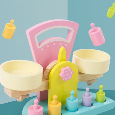就学前の子供のための味がない木のバランスのスケールのおもちゃ