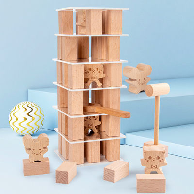 子供の積み重ねられた固体マツ木のブロック