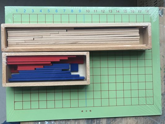 早い数学の教授のためのMontessoriの木の付加そして減法板