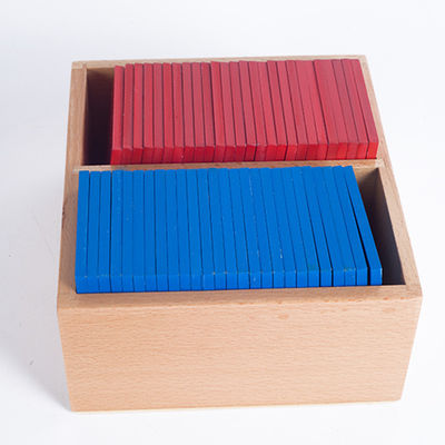 Montessoriの木のアルファベットのたどる板を学んでいる赤ん坊