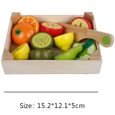 Montessoriの台所はフルーツVegetaを切っている子供のためのおもちゃのふりをする
