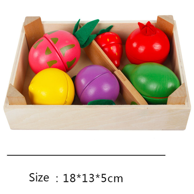 Montessoriの台所はフルーツVegetaを切っている子供のためのおもちゃのふりをする