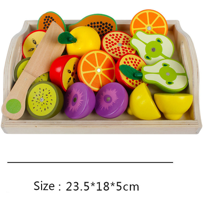 Montessoriの台所はフルーツVegetaを切っている子供のためのおもちゃのふりをする