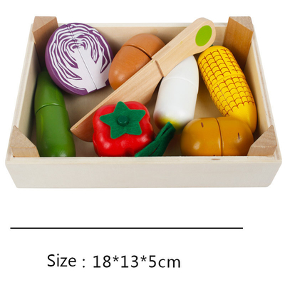 Montessoriの台所はフルーツVegetaを切っている子供のためのおもちゃのふりをする