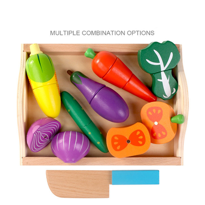Montessoriの台所はフルーツVegetaを切っている子供のためのおもちゃのふりをする
