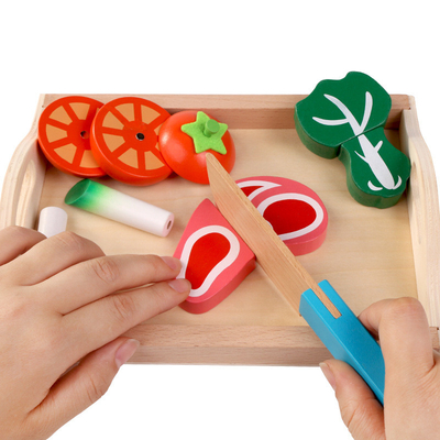 Montessoriの台所はフルーツVegetaを切っている子供のためのおもちゃのふりをする