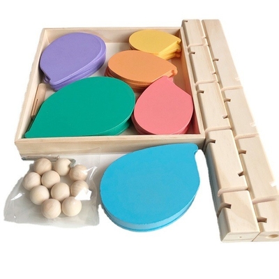 Montessoriの教育おもちゃは大理石の球の操業トラック ゲームの赤ん坊の子供の子供の知性木が付いている木音楽木を妨げる