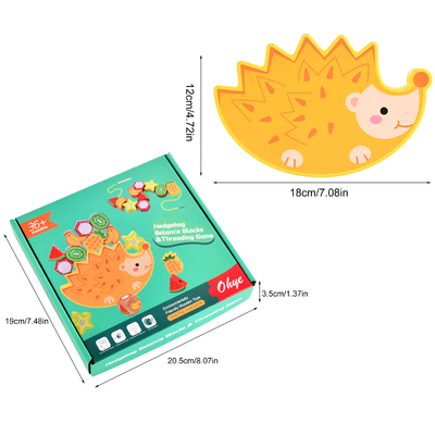 木の積み重ねはフルーツがバランスのゲームのMontessoriのおもちゃを妨げるブロックのおもちゃの漫画の動物のハリネズミのバランスをとる