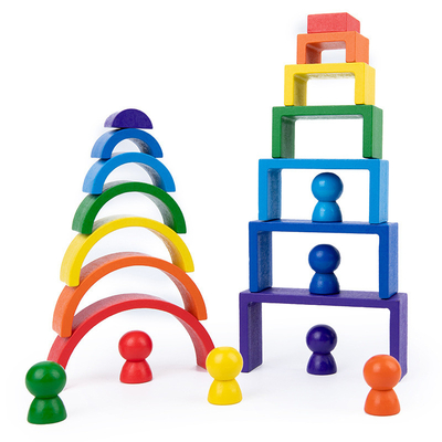 赤ん坊の木のMontessoriの虹の教育をブロック