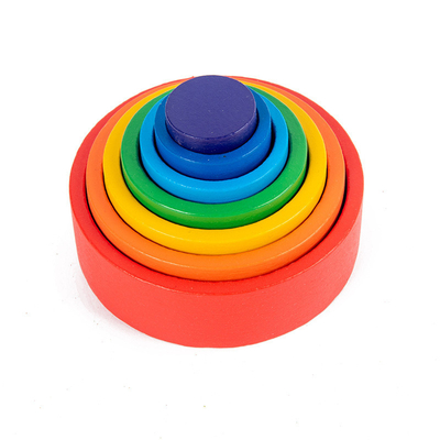 赤ん坊の木のMontessoriの虹の教育をブロック