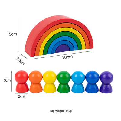 赤ん坊の木のMontessoriの虹の教育をブロック