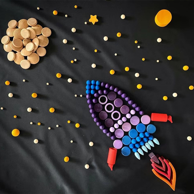 木コンストラクターが北欧の木の虹を置いた赤ん坊は緩い部品のMontessoriの教育おもちゃの子供の幼児の赤ん坊Gを妨げる