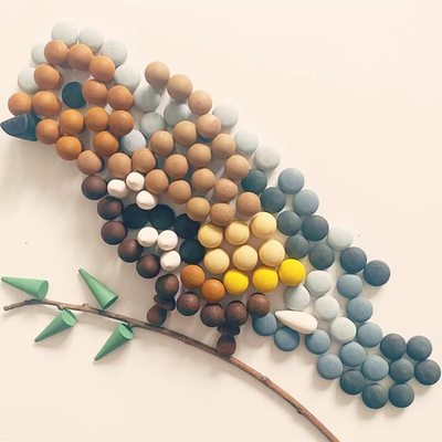 木コンストラクターが北欧の木の虹を置いた赤ん坊は緩い部品のMontessoriの教育おもちゃの子供の幼児の赤ん坊Gを妨げる
