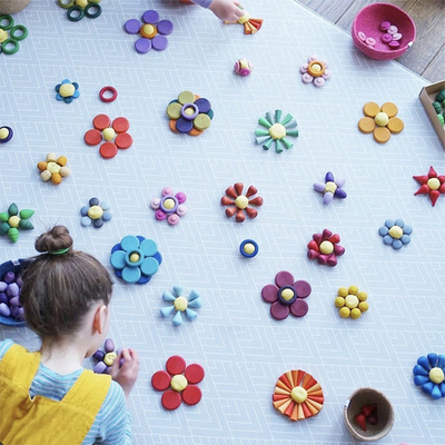 木コンストラクターが北欧の木の虹を置いた赤ん坊は緩い部品のMontessoriの教育おもちゃの子供の幼児の赤ん坊Gを妨げる
