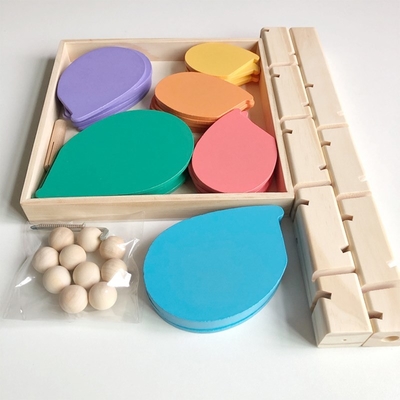 Montessoriの赤ん坊の木の花弁の木の子供のGIのためのおもちゃの子供の虹の球の球の操業トラック教育おもちゃをブロック