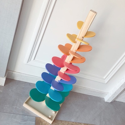 Montessoriの赤ん坊の木の花弁の木の子供のGIのためのおもちゃの子供の虹の球の球の操業トラック教育おもちゃをブロック