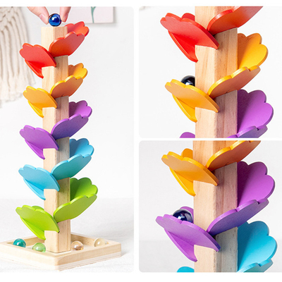 Montessoriの赤ん坊の木の花弁の木の子供のGIのためのおもちゃの子供の虹の球の球の操業トラック教育おもちゃをブロック