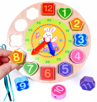 デジタル多彩な木のビーズの時計のMontessoriの動物の教育ビードは時計のおもちゃの子供に一致させる小道具を困惑させる