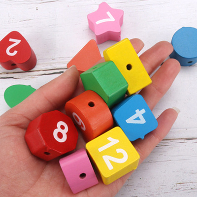 デジタル多彩な木のビーズの時計のMontessoriの動物の教育ビードは時計のおもちゃの子供に一致させる小道具を困惑させる