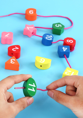 デジタル多彩な木のビーズの時計のMontessoriの動物の教育ビードは時計のおもちゃの子供に一致させる小道具を困惑させる