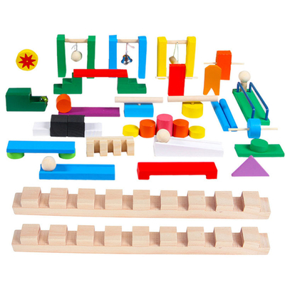 子供のための木の着色されたドミノの付属品