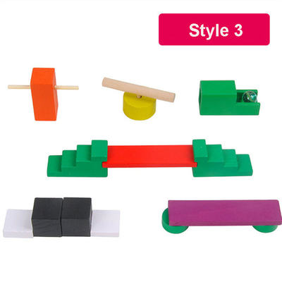 子供のための木の着色されたドミノの付属品
