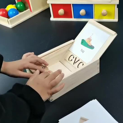 Montessoriの木の読書は回転手紙の回転のアルファベットの学習を妨げる