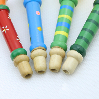 熱い赤ん坊の木の角笛楽器は多彩な子供をもてあそぶ