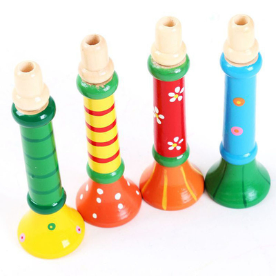 熱い赤ん坊の木の角笛楽器は多彩な子供をもてあそぶ